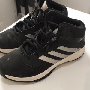 Adidas boys basketball hi tops sneakers size 5.5
